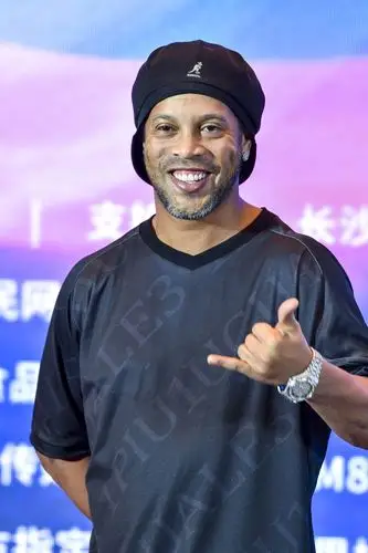 更彰顯了集